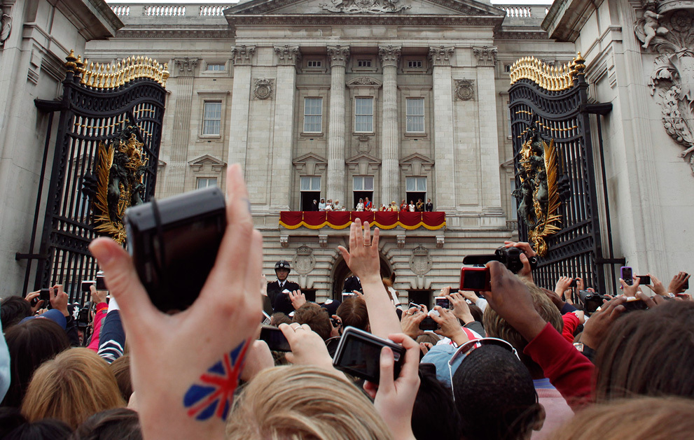 Royal-wedding-up-close-prince-william-kate-on-balcony.full