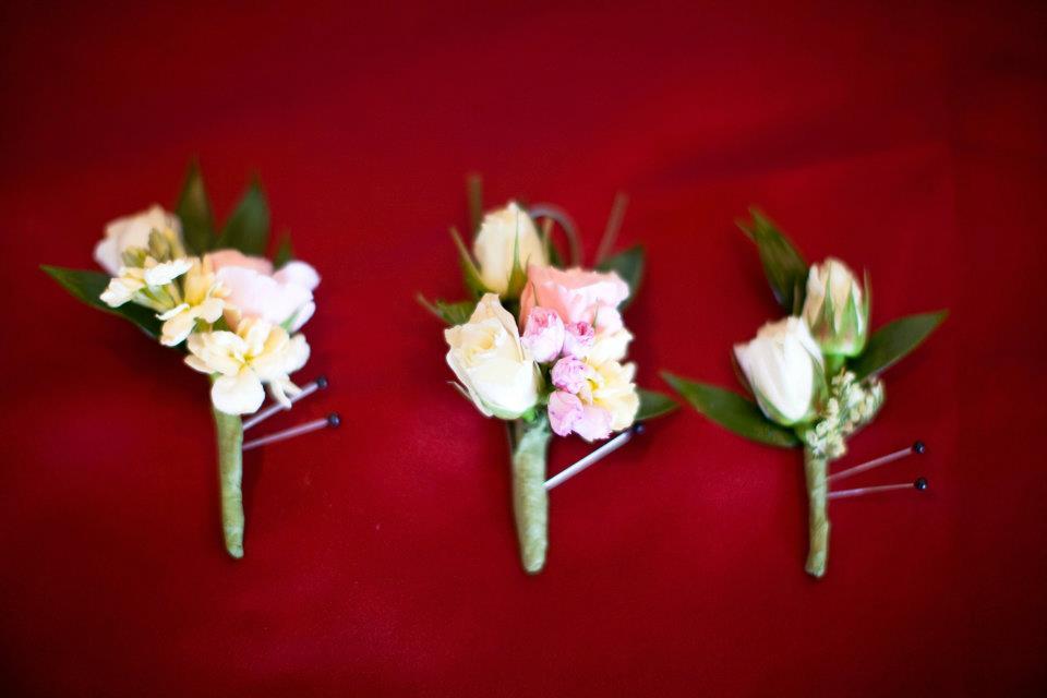 Romantic-boutonnieres-for-the-groom-groomsmen.full