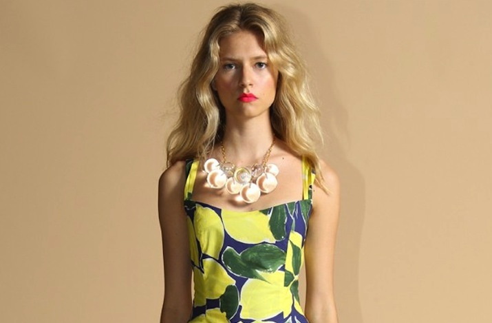 Classic-wedding-hairstyle-all-down-loose-waves-blonde-with-red-lips.full