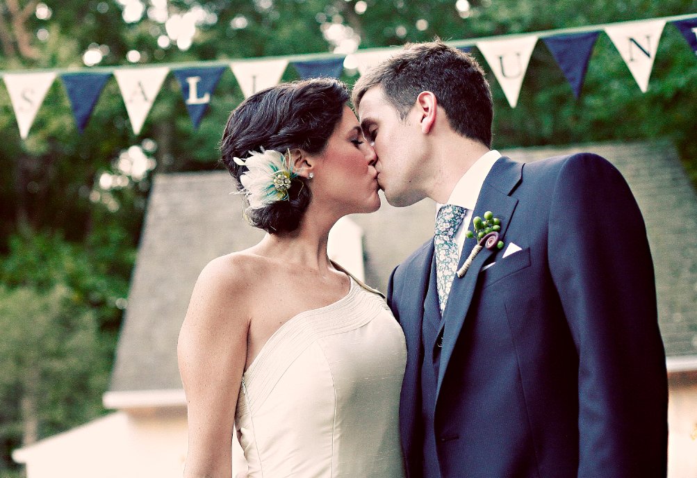 Creative-wedding-ideas-bunting-black-white.full