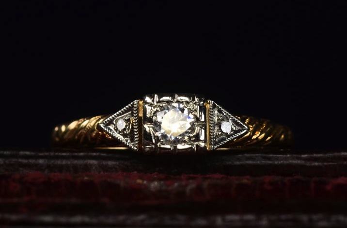 Antique-engagement-rings-for-vintage-brides-1930s-art-deco.full