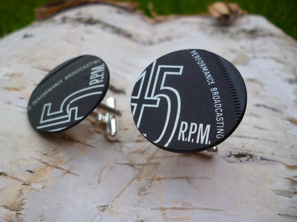 Vintage-inspired-cufflinks-for-the-groom.full