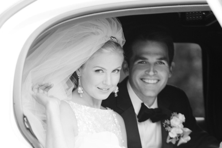 Classic-bride-and-groom-in-wedding-car.full