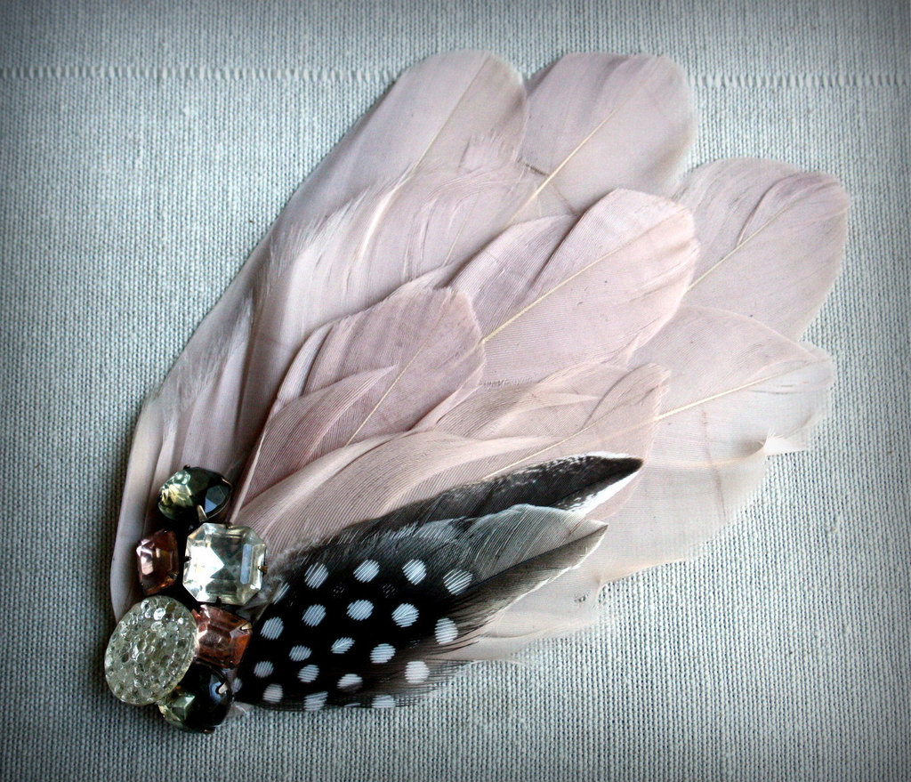 Blush-pink-feather-fascinator-for-vintage-brides.full