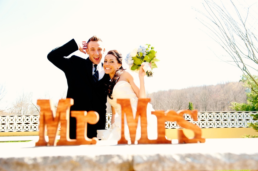 Elegant-real-wedding-with-simple-diy-details-bride-groom-mr-mrs-sign.full