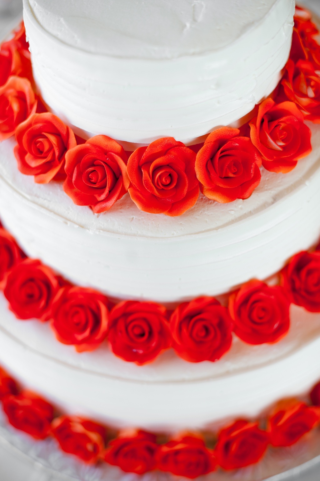 Elegant-real-wedding-with-simple-diy-details-white-wedding-cake-red-roses.full