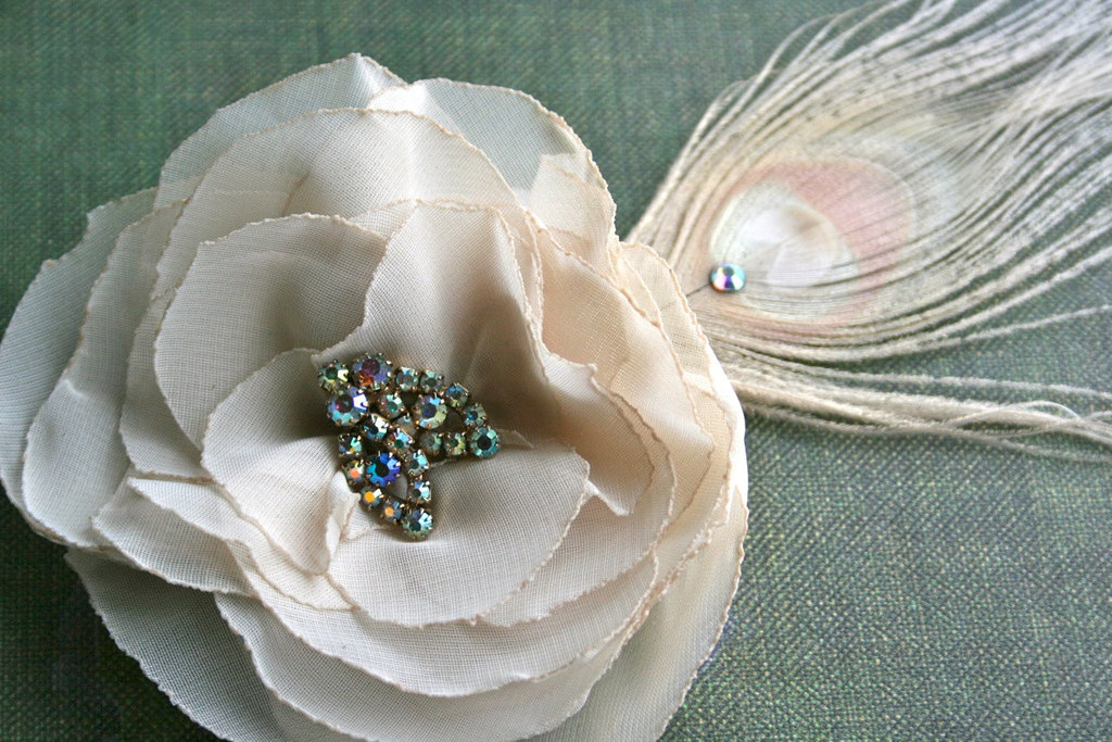Vintage-wedding-hair-accessories-feather-fascinator-beige-blush.full