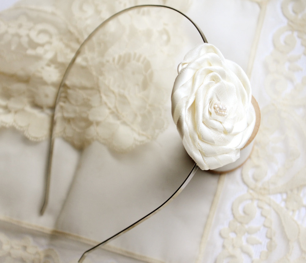 Simple-floral-headband-for-bridesmaids.full