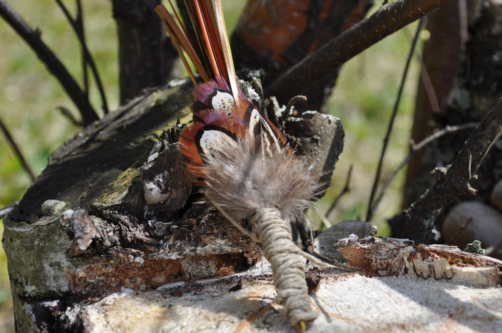 Handmade-wedding-finds-for-fall-weddings-feather-boutonniere.full