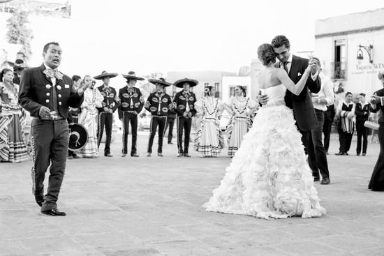 priceless wedding photo bride groom first dance mariachi band