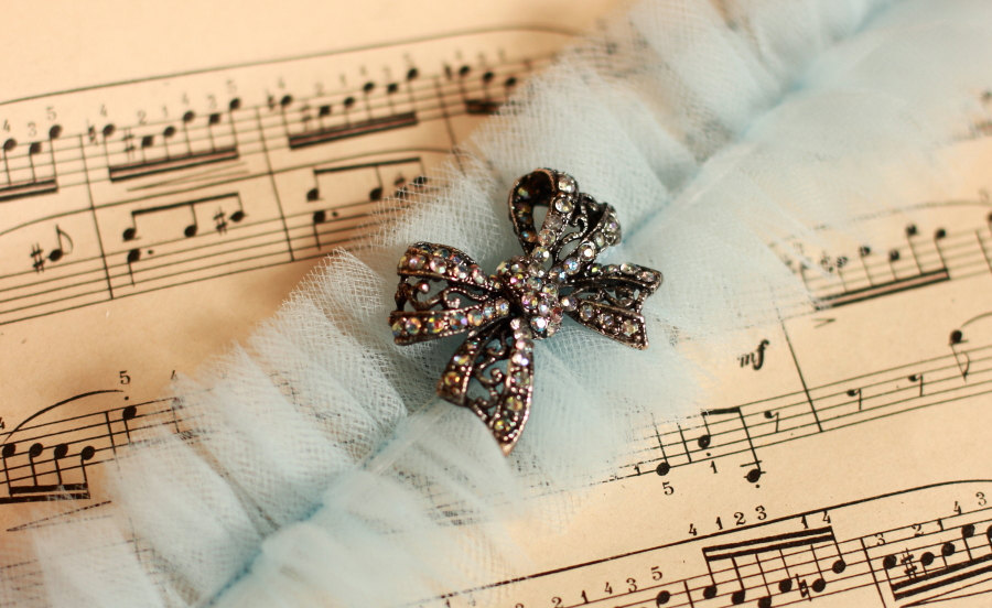 Something-blue-wedding-inspiration-bridal-style-spotting-garter.full