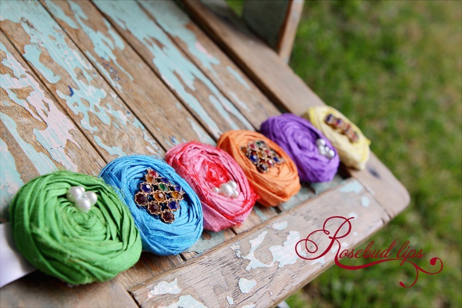 Colorful-bridal-belt-to-wear-with-a-simple-wedding-dress.full